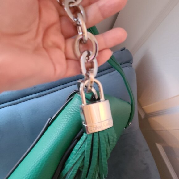 Calvin Klein green pebbled leather shoulder with silver hardware - Picture 16 of 16